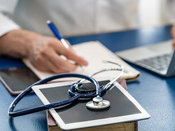 Wichtige Kontakte in Eging: Ärzte, Apotheken und öffentliche Einrichtungen im Überblick – Ihre Ansprechpartner vor Ort Detailaufnahme eines Arztes