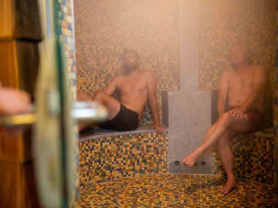 Zwei Männer sitzen in einer Sauna