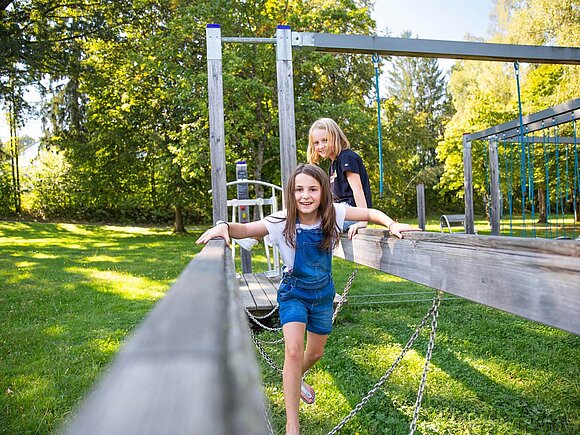 Kinder spielen im Kurpark in Eging am See